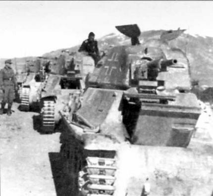 Колонна дивизионной бронетехники В группе Центр танки использовались не - фото 18