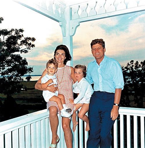 Джек и Джеки Кеннеди с детьми Каролиной и Джоном в ХайаннисПорте 4 августа - фото 11