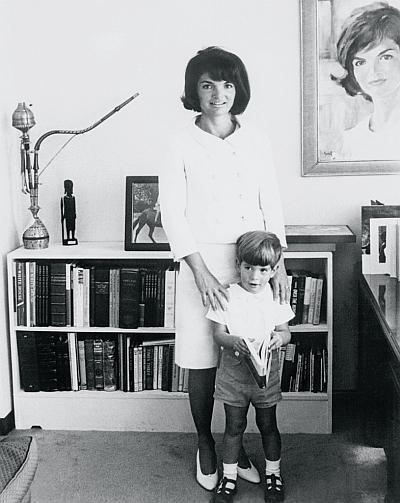 Жаклин Кеннеди с сыном Джоном у себя в ньюйоркской квартире 16 сентября 1964 - фото 14