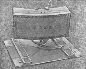 Рис 4Мина МОН90 с электродетонатором установленная на крышке ящика на грунт - фото 4