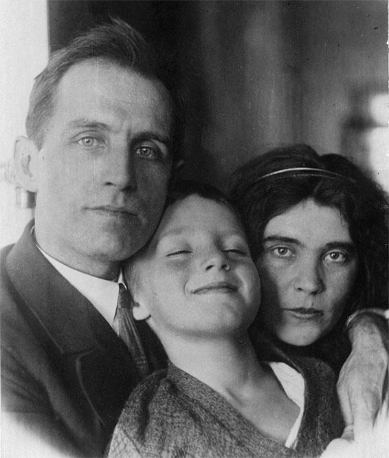 А В Ведерников с супругой и сыном 1930е Но прошло почти двадцать лет в - фото 1