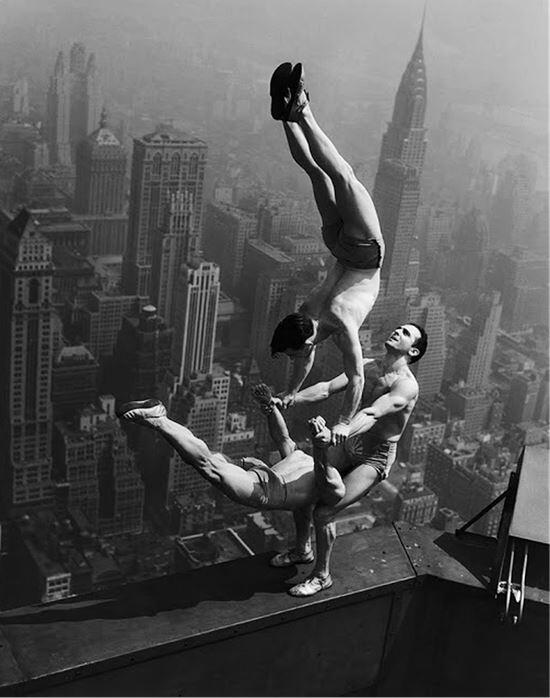 Выступление акробатов на здании Эмпайрстейтбилдинг Кадр из кинохроники 1934 - фото 5