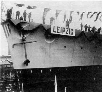 Легкий крейсер Лейпциг перед спуском на воду 18 октября 1929 г вверху и в - фото 6