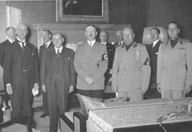 Во время подписания Мюнхенского соглашения 30 сентября 1938 г Слева - фото 1
