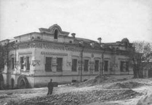 Дом Ипатьева в котором провели последние дни жизни и были убиты Николай II и - фото 1