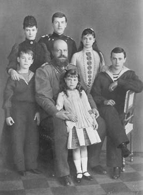 Александр III с императрицей Марией Фёдоровной и детьми Михаилом Николаем - фото 7