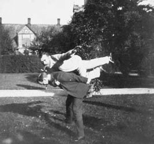 Акробатические упражнения Николая II и принца греческого Николая 1899 г - фото 10