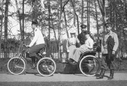 Николай II на прогулке с семьей На велосипеде Великий князь Михаил - фото 24