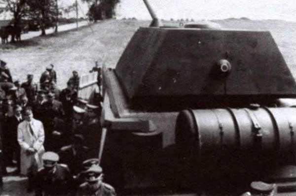 Демонстрация Гитлеру полно размерного макета танка Porsche Тур 205 14 мая 1943 - фото 10
