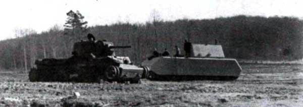 Маус проезжает мимо расстрелянного советского тяжелого танка КВ1 Бёблинген - фото 21