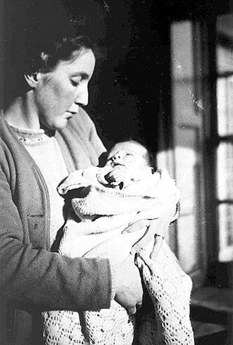 На руках у мамы Моя мать родилась в шотландском Данфермлине 2 в семье врача - фото 4