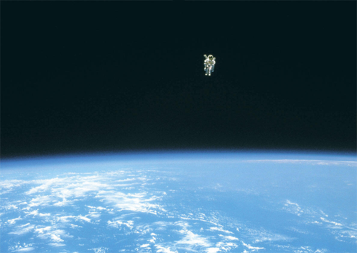 NASASCIENCE PHOTO LIBRARY На фотографии астронавт Брюс Маккандлесс в - фото 1