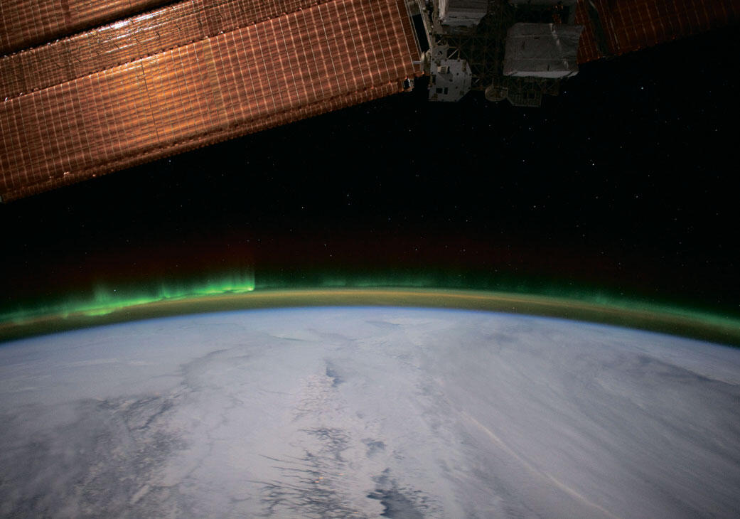 Полярное сияние над Землёй NASA Космические станции Песня Space Oddity - фото 157