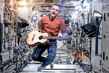 Песня Space Oddity Странный случай в космосе звучит в космосе NASA - фото 158