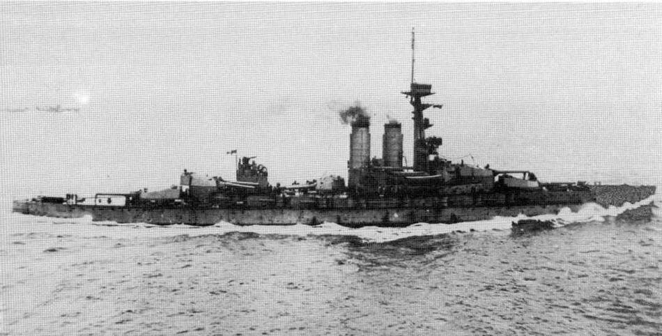 Линейный корабль Эрин в 1915 г Эрин в 1919 г вверху в су - фото 100