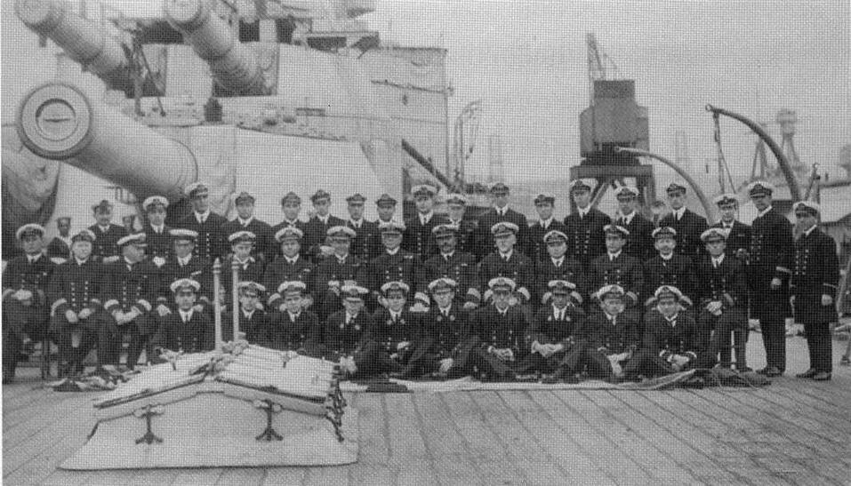 Экипаж Канады перед передачей корабля в ВМФ Чили Август 1920 г вверху - фото 94