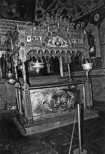 Рис 15b Гробница Василия Блаженного в московском соборе Василия Блаженного - фото 7