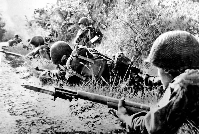 Американские солдаты в бою у живых изгородей Пол Фасселл Во время бомбежки - фото 9