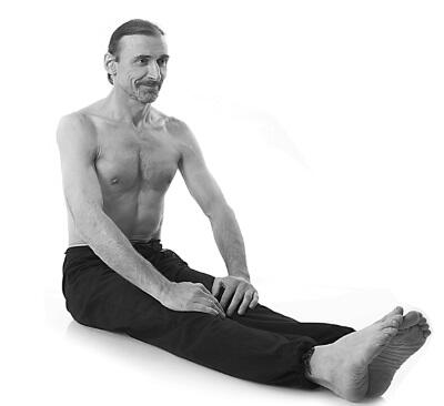 1 Сядьте ровно выпрямите спину вытяните ноги руки положите на колени - фото 29
