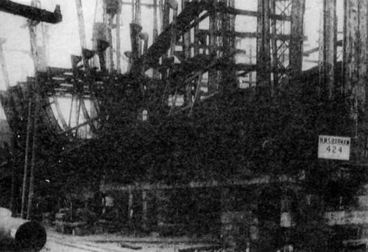 Сентябрь 1913 г Корпус линкора Бархэм на стапеле вверху и перед спуском на - фото 6