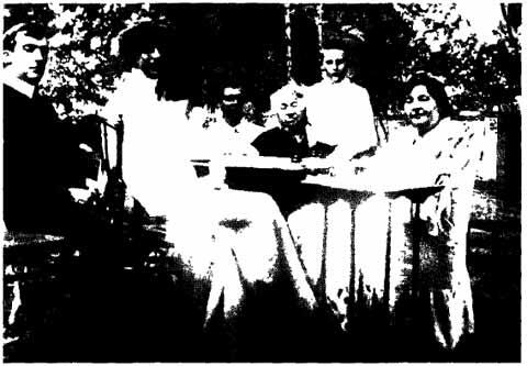 Семья Алехиных Прохоровых в начале 1900х годов Справа мать великого - фото 22