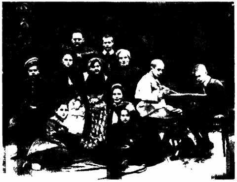 В семье АлехиныхПрохоровых За столиком крайний справа Александр напротив - фото 25