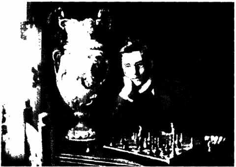 Победитель Всероссийского турнира любителей 1909 года Александр Алехин с призом - фото 30