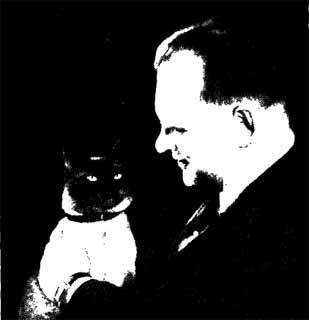 Александр Алехин со своим любимцем котом по имени Чесс Прибытие Алехина в - фото 70