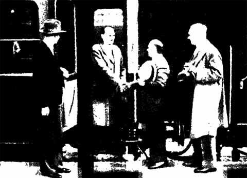 Прибытие Алехина в Амстердам для участия в матчереванше с Эйве 1937 год - фото 71