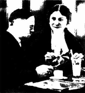 Грейс Висхар во время повторного матча ее супруга с М Эйве в 1937 году - фото 73