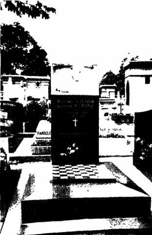 Памятник на парижском кладбище Монпарнас куда саркофаг с телом Алехина был - фото 83