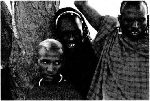 Рис 04 Молодые мужчины воины масаи Фото М Л Бутовской Несмотря на - фото 4