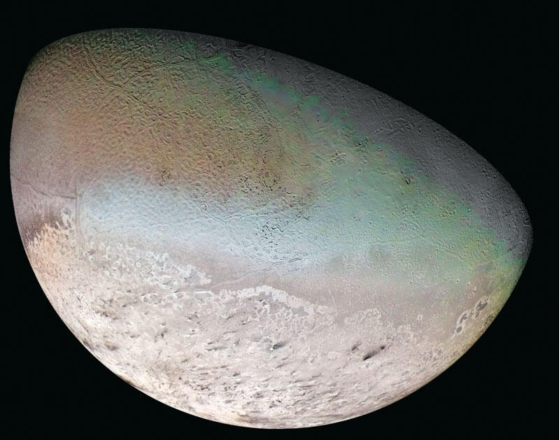 Крупнейший спутник Нептуна Тритон обладает полярной шапкой из застывшего - фото 68