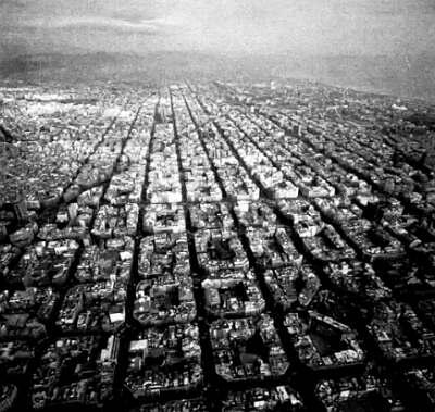 Вид с воздуха на район Эшампле в Барселоне Заколдованные улицы Как и - фото 1
