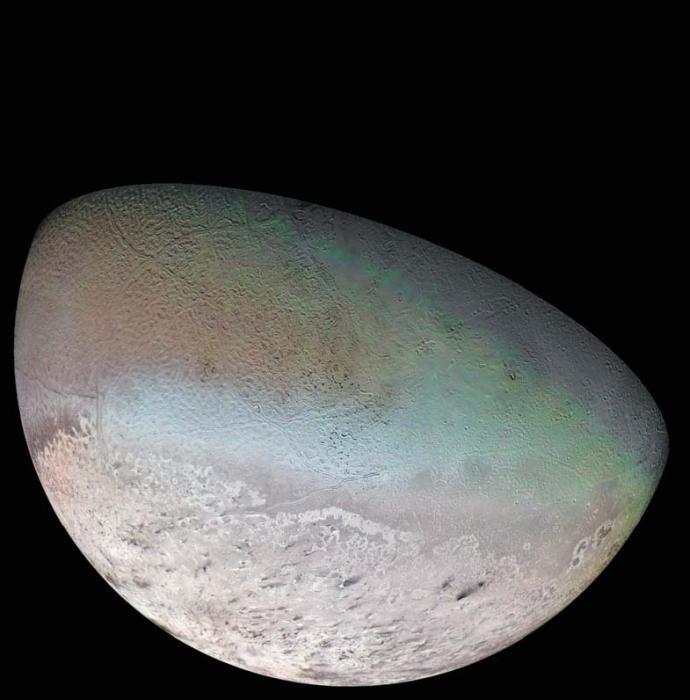 Крупнейший спутник Нептуна Тритон обладает полярной шапкой из застывшего - фото 66