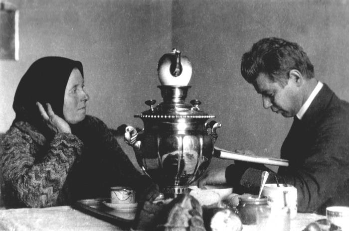 С Есенин с матерью 1924 Приехал домой читал стихи мне Уж он был - фото 2